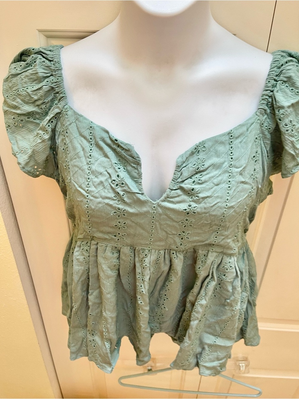 BNWT Angie eyelet top - Picture 3 of 9